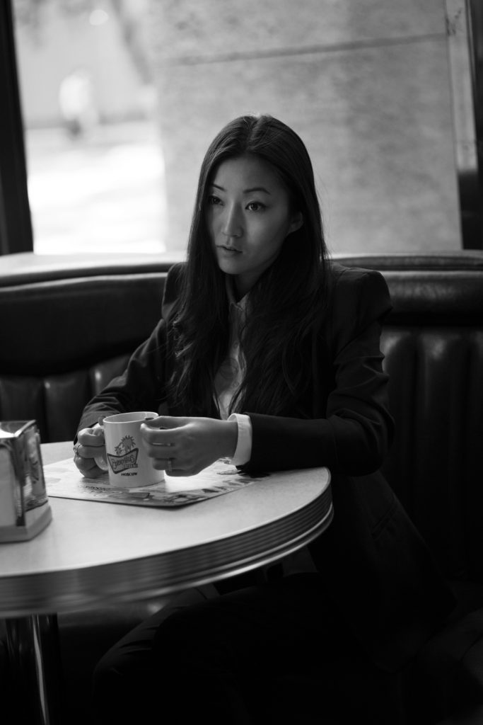 Фотосессия девушки в кафе